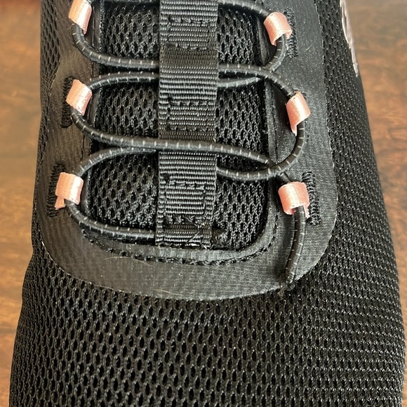 Sketchers Size 9.5 - Picture 10 of 11